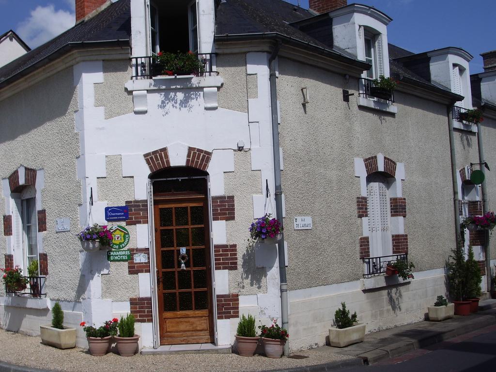 Les Glycines Bed & Breakfast Plaimpied-Givaudins Exterior photo