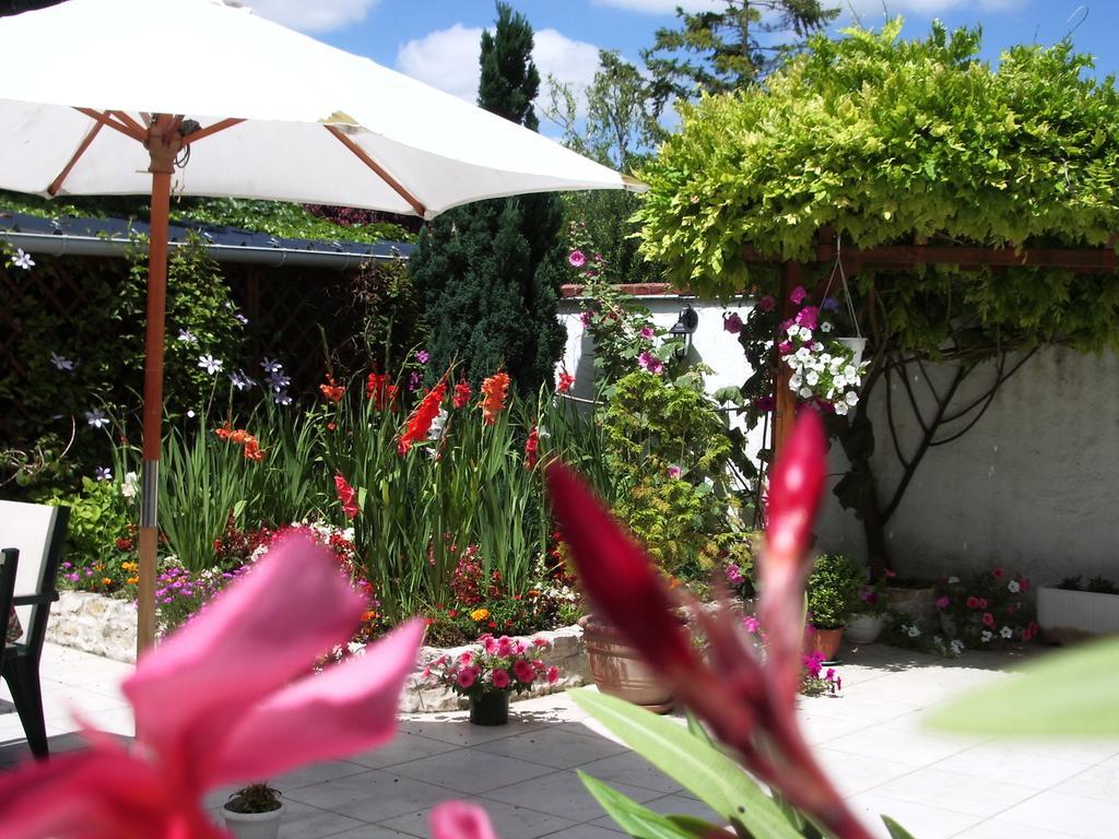 Les Glycines Bed & Breakfast Plaimpied-Givaudins Exterior photo